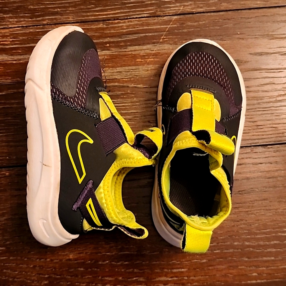 Nike flex runner shoe size 9c